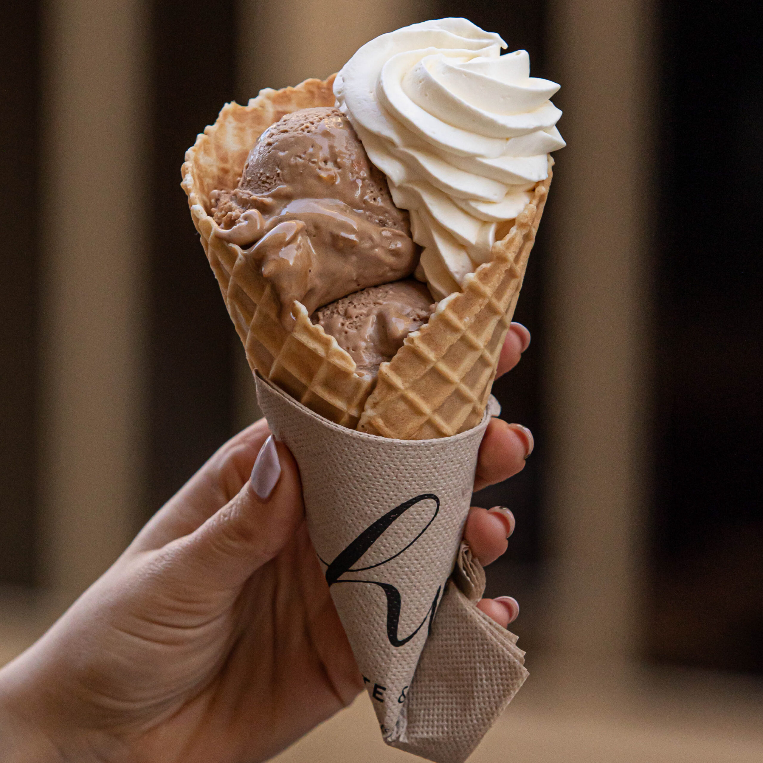 Cornet de Glace de Henriette et Olga – La Fraîcheur Artisanale Cornet de Glace de Henriette et Olga – Fraîcheur et Gourmandise – Découvrez des Glaces Artisanales